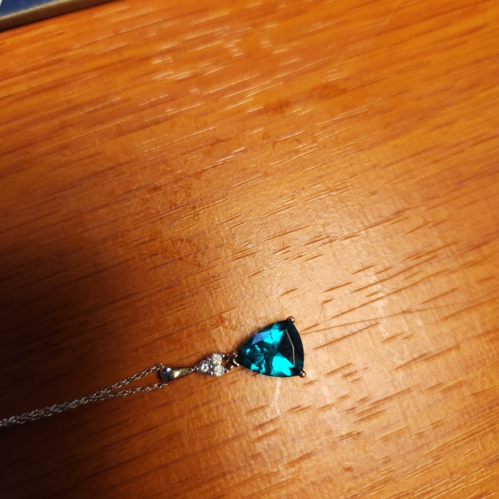 Elegant Blue Pendant Necklace